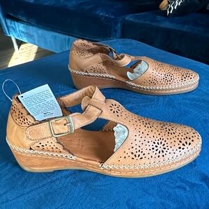 Women's Tan Leather Cutout Shoes